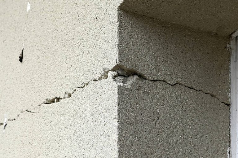 Fissures sur ma maison : est-ce le retrait-gonflement des argiles ?